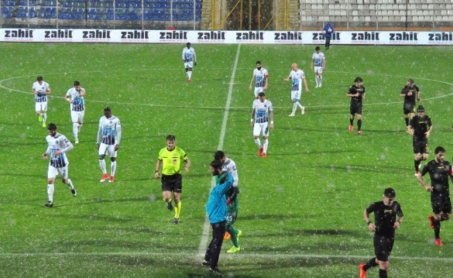 Adana Demirspor - İstanbulspor karşılaşması yarıda kaldı