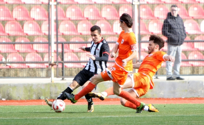 Adanaspor son dakikada güldü