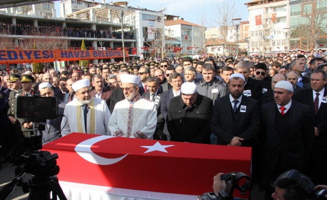 Afrin şehidini eşi üniformasıyla uğurladı