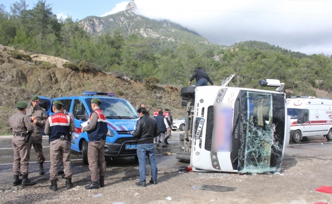 Antalya’da midibüs devrildi: 15 yaralı