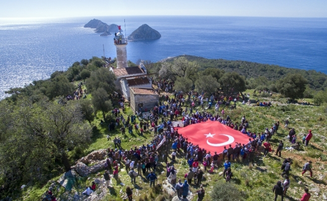 Bin 500 kişi tarihi Gelidonya Feneri’ne yürüdü