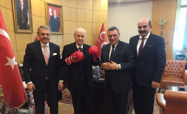 Devlet Bahçeli boks eldiveni giydi