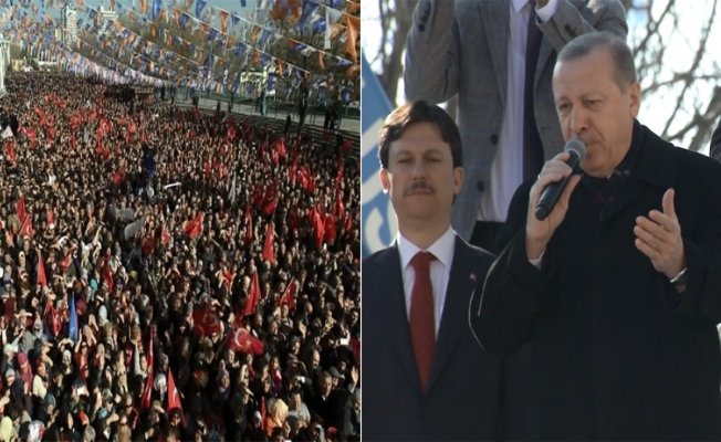Dışarıdaki devasa kalabalığa hitap etti