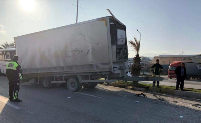 Dorsesi kopan tır zincirleme kazaya yol açtı: 16 yaralı