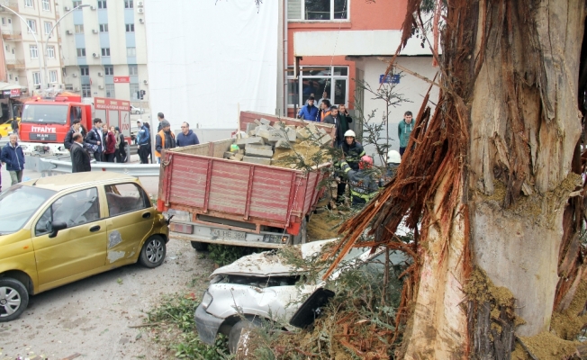 Freni patlayan kamyonet 6 aracı biçti: 5 yaralı