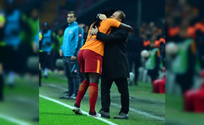 Gomis gol sevincini Fatih Terim ile paylaştı