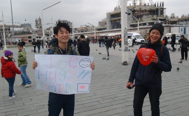 Japon turistlerden Taksim’de "sarılmak bedava" etkinliği
