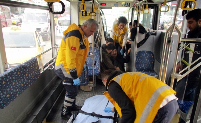 Kadıköy’de halk otobüsü ve ticari taksi çarpıştı