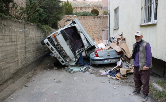 Kamyonet otomobilin üzerine düştü