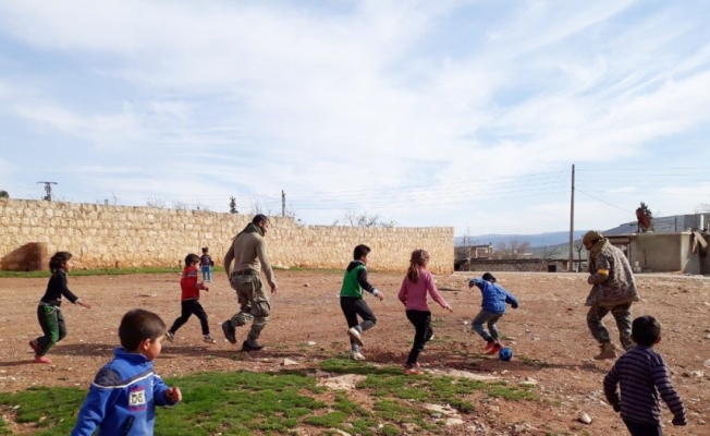 Kurtarılan köyde ÖSO askerleri çocuklarla top oynadı