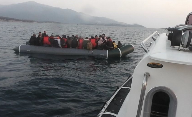 Lastik botta 60 kaçak göçmen yakalandı
