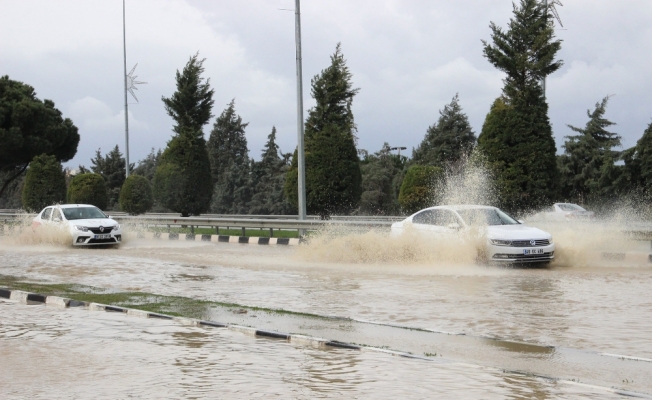 Manisa-İzmir yolu göle döndü