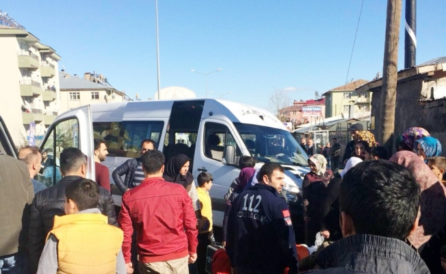 Öğrenci servisi otomobille çarpıştı: 12 yaralı