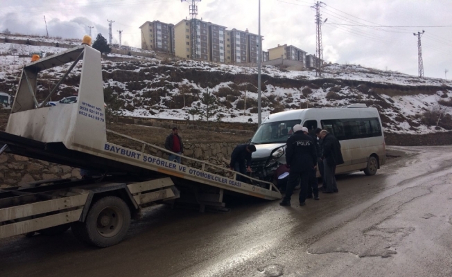 Okul servisi ile otomobil çarpıştı: 16 yaralı