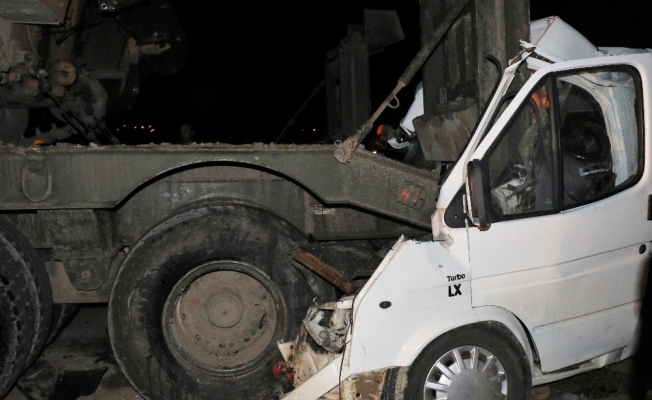 Park halindeki askeri tıra minibüs çarptı: 4 ölü, 10 yaralı