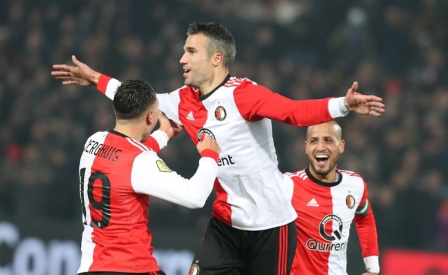 Robin van Persie ilk golünü attı