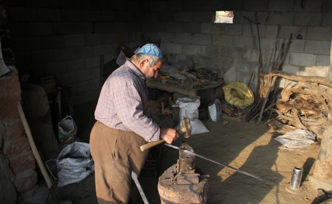 Sınırda 50 yıldır demir dövüp ekmeğini çıkartıyor