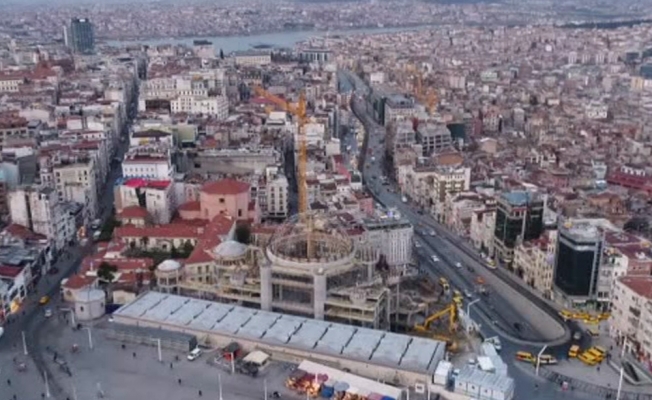 Taksim Camii kubbesine kavuşuyor