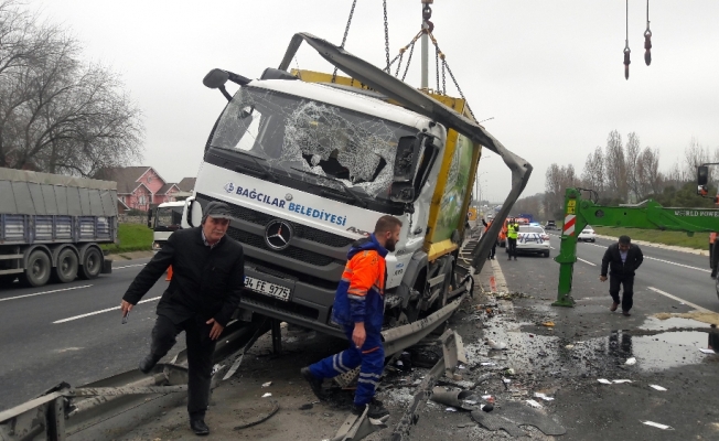 TEM’de çöp kamyonu devrildi, trafik kilitlendi