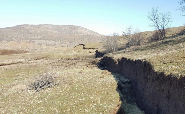 Toprak kayması sonucu dev yarıklar oluştu