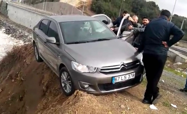 Uçurumun kenarında asılı kalan otomobili böyle kurtardılar