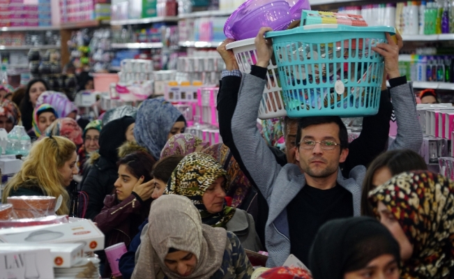 ’Ucuz’ satışlı açılış izdihama yol açtı