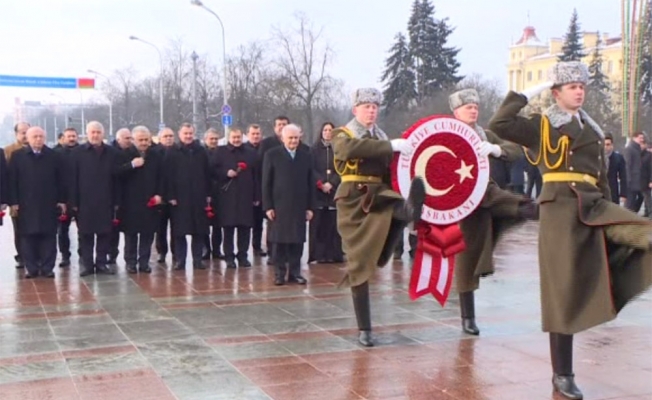 Yıldırım, Belarus’ta Zafer Anıtı’na çelenk koydu