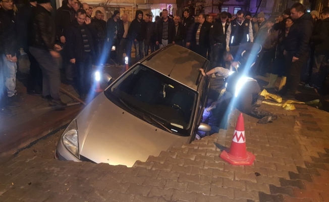 Yol çöktü, otomobil içine düştü