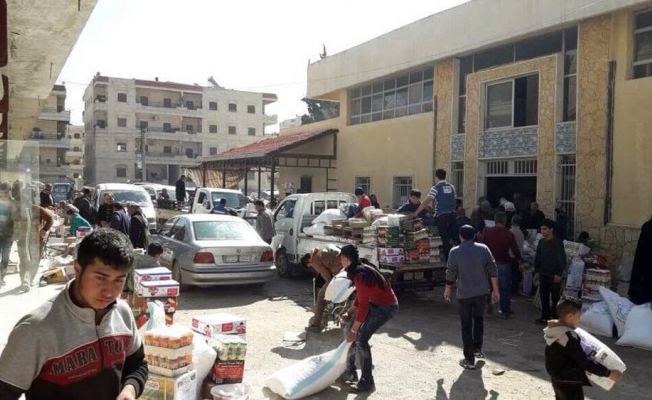 Afrin’de halk PYD’nin gıda deposunu bastı