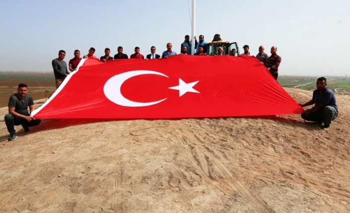 Akçakale’ye iki dev Türk bayrağı dikildi