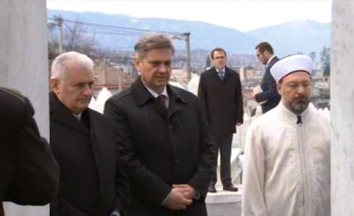 Başbakan Yıldırım Kovaçi Şehitliği’ni ziyaret etti
