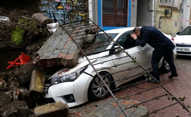 Cihangir’de istinat duvarı çöktü