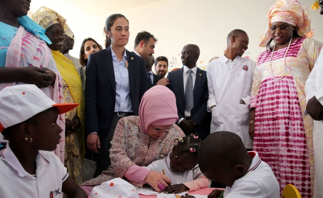 Emine Erdoğan’dan Pikine Sosyal Pediatri Enstitüsüne ziyaret