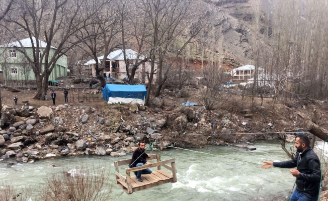 Habur Çayını teleferikle karşıya geçiyorlar