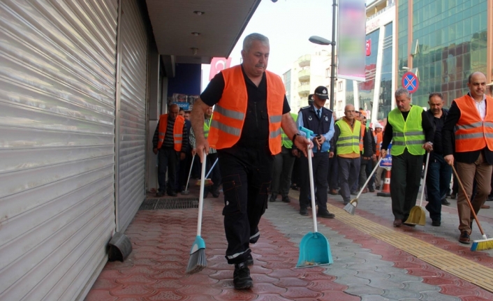 İşçiler iş bıraktı, temizliği başkan yaptı