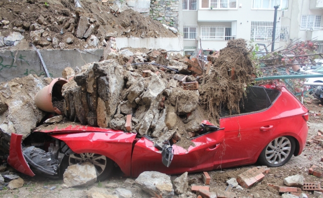 İstinat duvarı çöktü: 2 araç enkaz altında kaldı