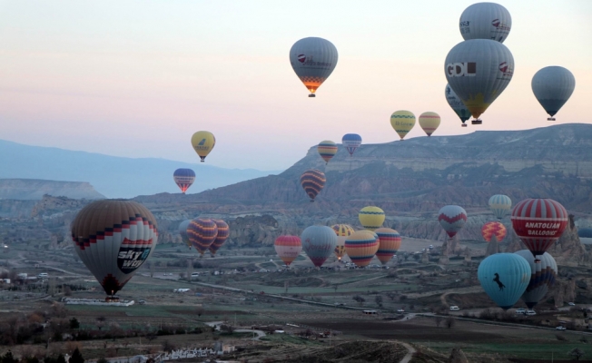 Kapadokya’da yer turist gök balon dolu