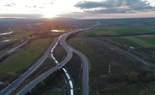 Kilometrelerce tır kuyruğu oluştu