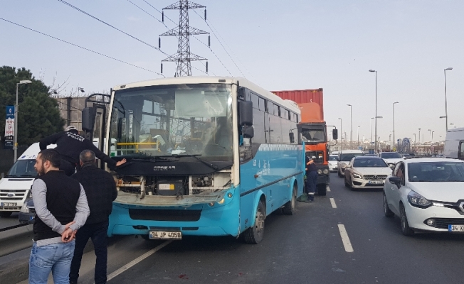 Küçükçekmece’de tır, özel halk otobüsüne çarptı: 15 yaralı