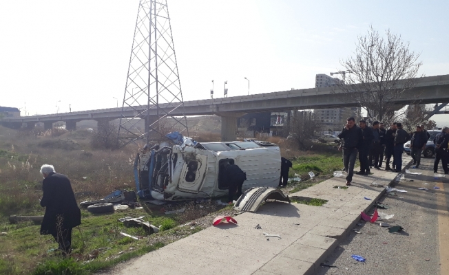 Minibüs hafriyat kamyonuyla çarpıştı: 17 yaralı