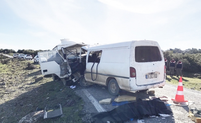 Minibüsle kamyonet çarpıştı: 1 ölü, 9 yaralı