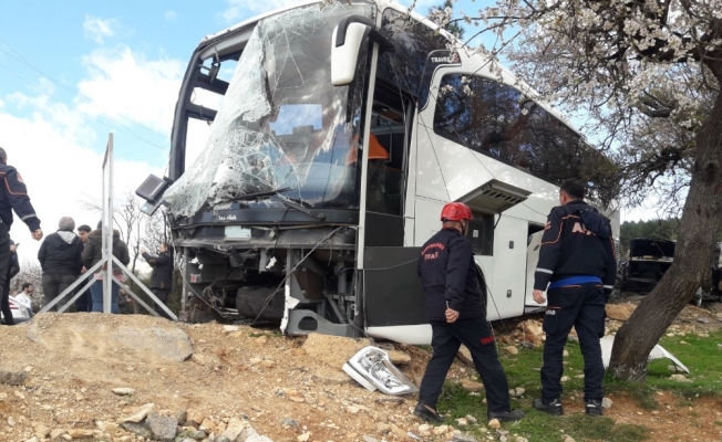 Otobüs elektrik direğine çarptı: 18 yaralı