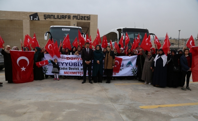 Şanlıurfalı kadınlar Mehmetçiğe destek için sınıra gitti