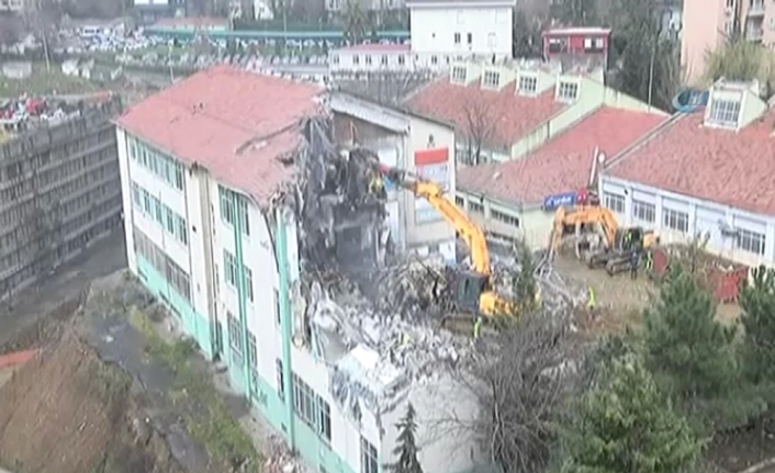 Şişli Endüstri Meslek Lisesi’nin çökme tehlikesi geçiren binası yıkılıyor