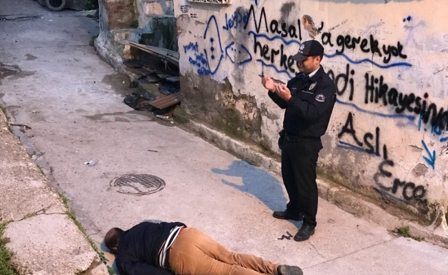 Sokak ortasında ceset bulundu, polis başında dua etti
