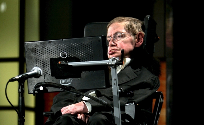 Stephen Hawking hayatını kaybetti