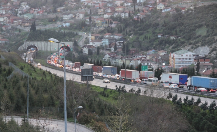 TEM’de zincirleme kaza trafiği kilitledi