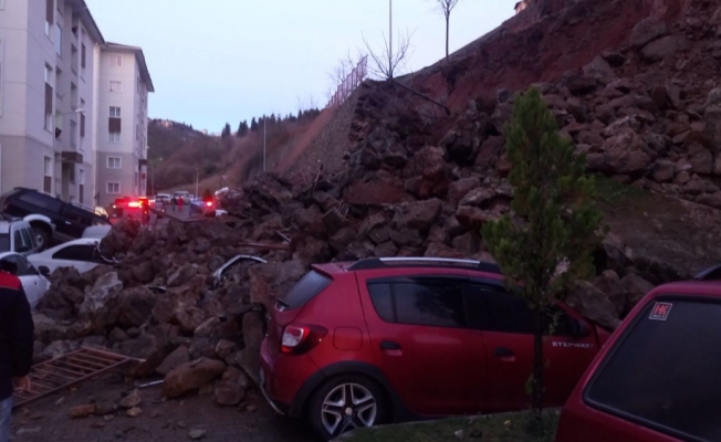 Trabzon’da istinat duvarı çöktü, araçlar altında kaldı