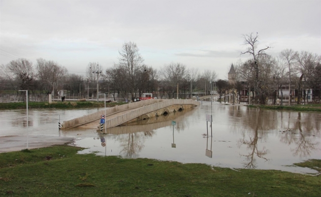 Tunca Nehri’nde alarmın rengi ‘kırmızı’ oldu