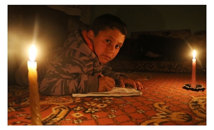 Yahya, Türk askeri olmak için mum ışığında ders çalışıyor
